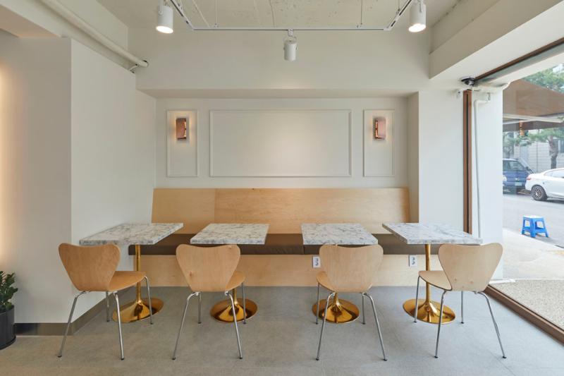 22 坪简约咖啡厅，诠释白色与木质的温馨魅力-8