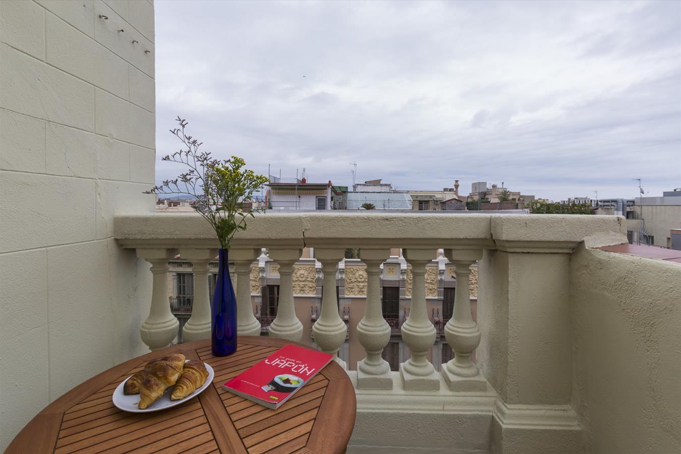 巴塞罗那工业风公寓设计,自然光与空间的完美融合-20