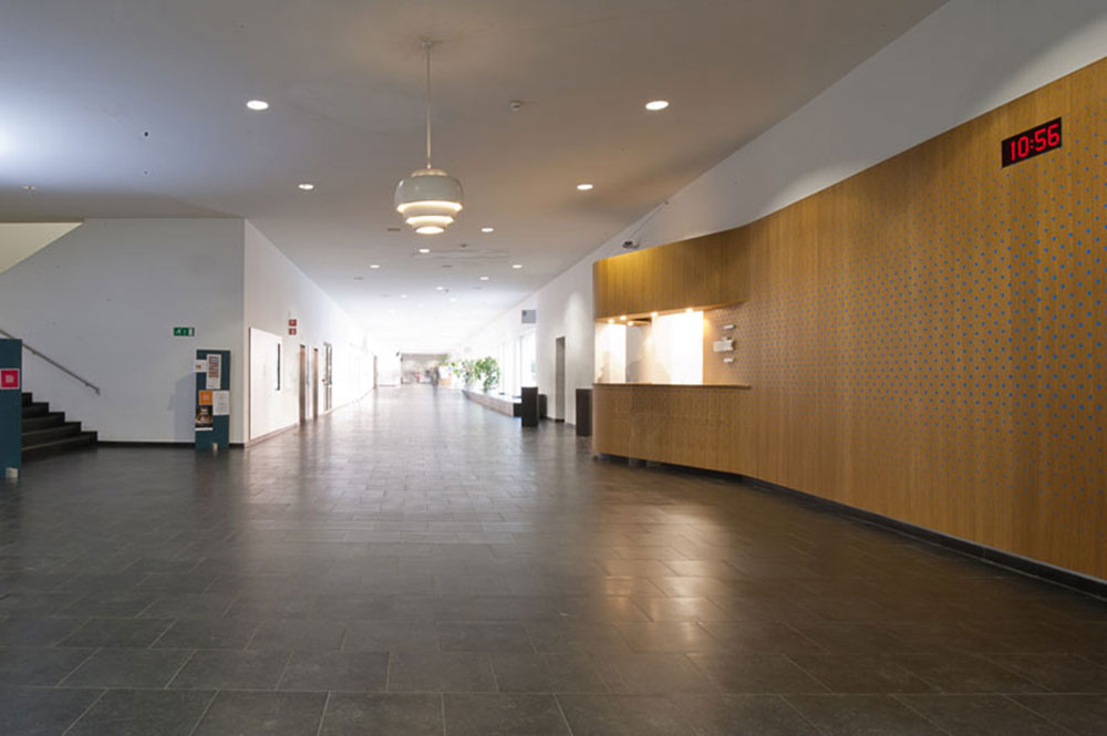 博尔扎诺自由大学接待台设计-6