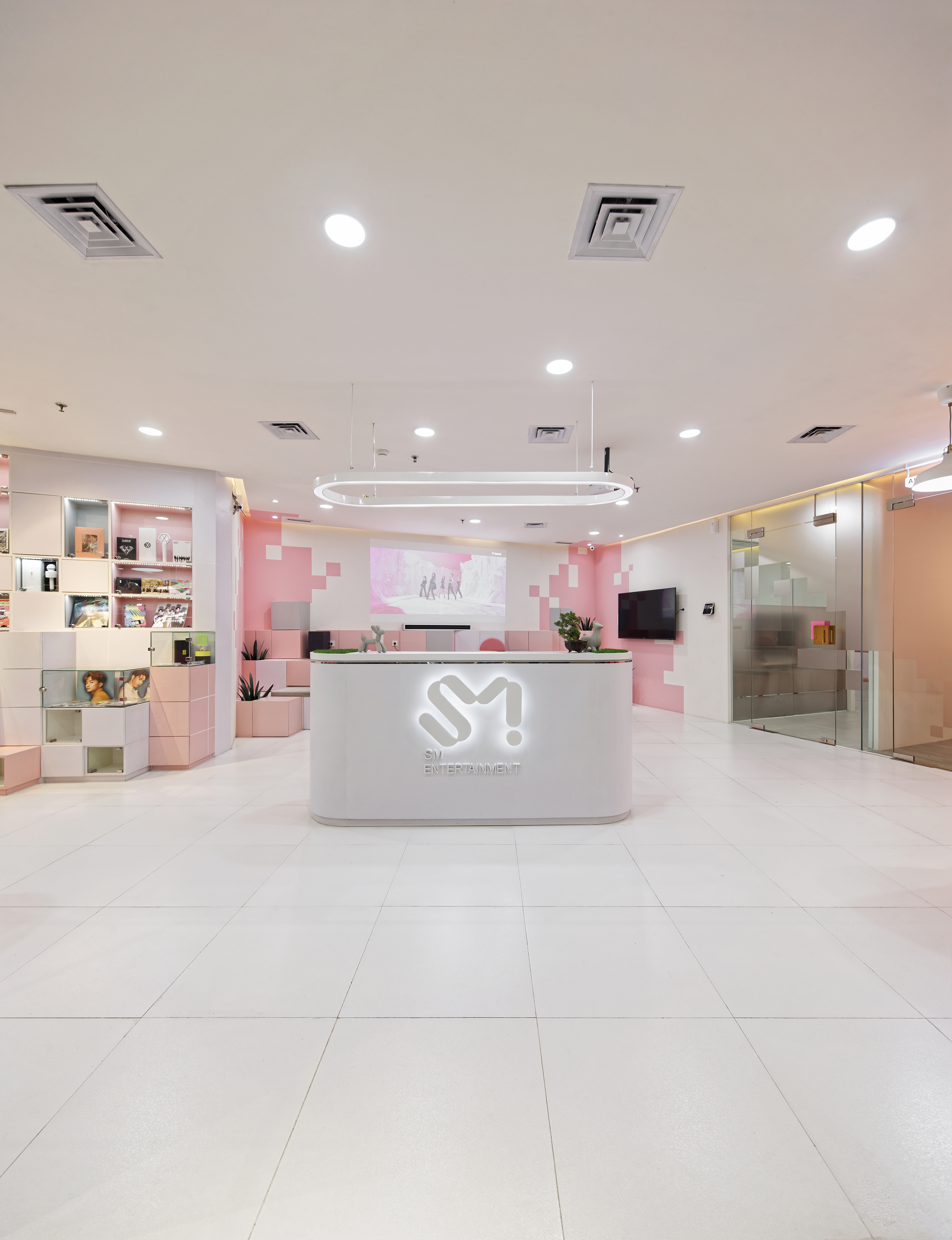 粉盒阶梯 | SM 娱乐印尼代表处的室内设计-20