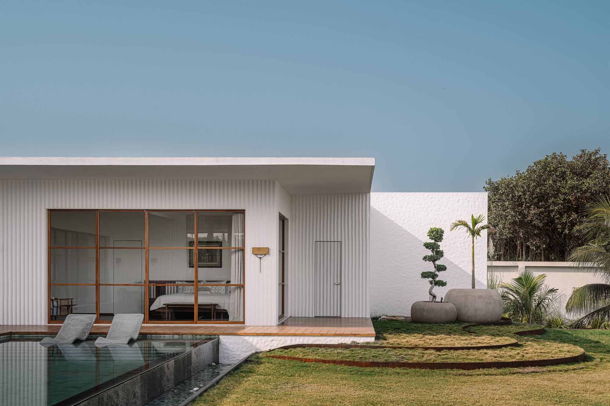 白色的住宅丨印度丨Dipen Gada and Associates-0