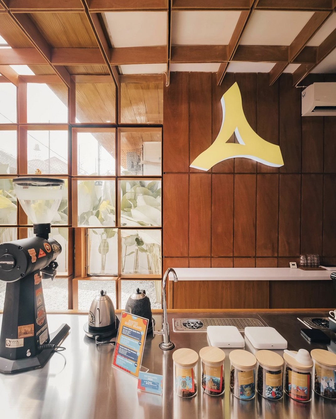 没有座位的咖啡馆Fugol Coffee Roasters,印度尼西亚 - 咖啡店 - 餐厅LOGO-VI空间设计-全球餐饮研究所-1