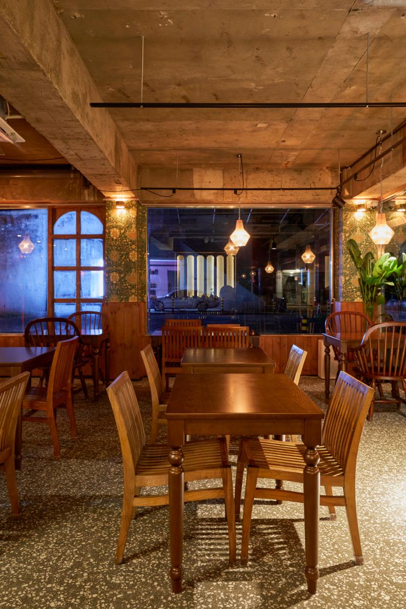 30 平米美食小店，木质元素营造温馨复古风-7