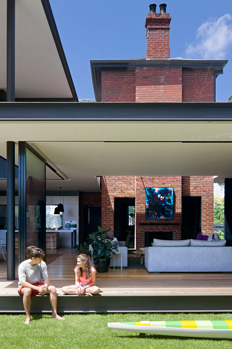 "Free flowing and kinetic" metal-mesh curtain wraps around extension to Melbourne house-8