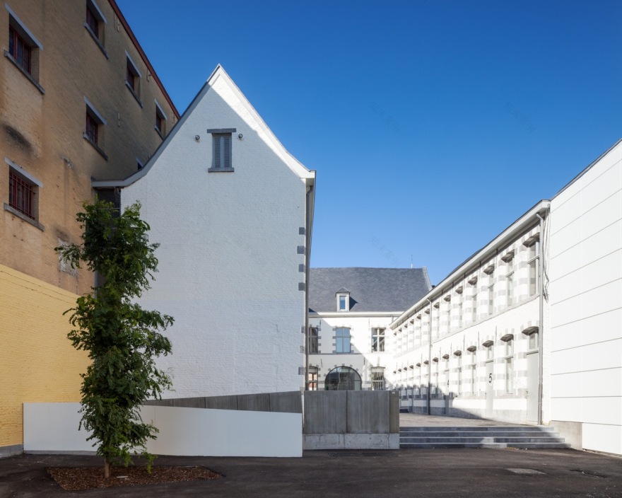 比利时十八世纪连栋住宅的现代翻新-58