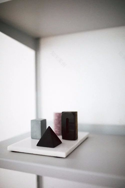 67㎡ 小公寓,墙壁上的层板、挂钩、衣架设计的太赞了-21