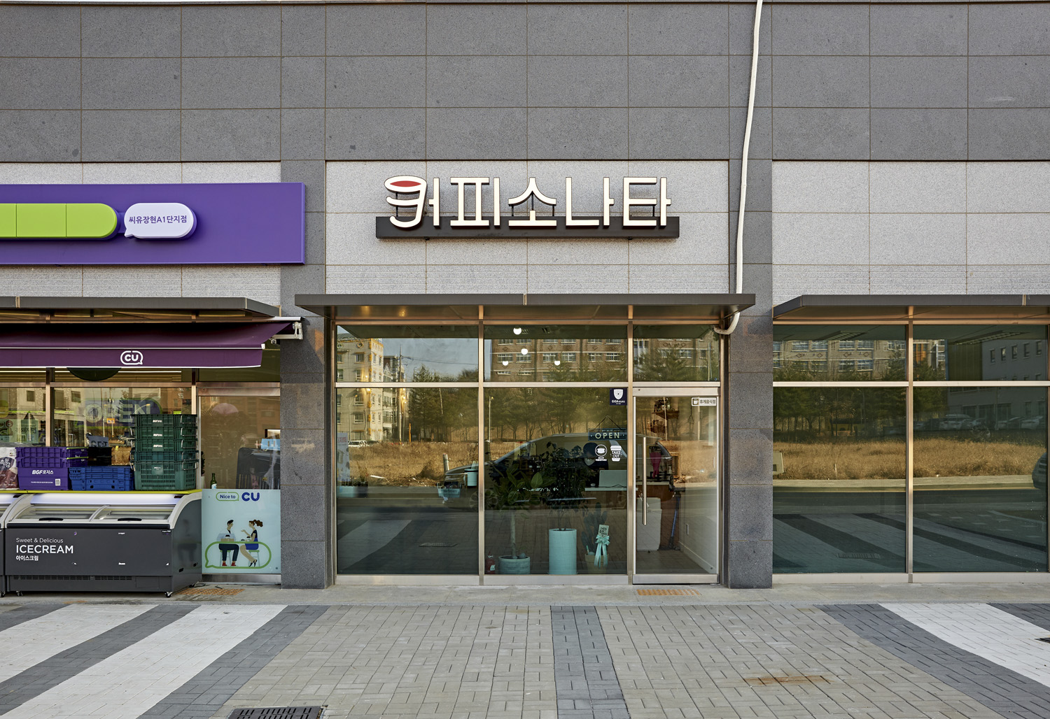 简单时尚的 10 平米咖啡厅设计-2