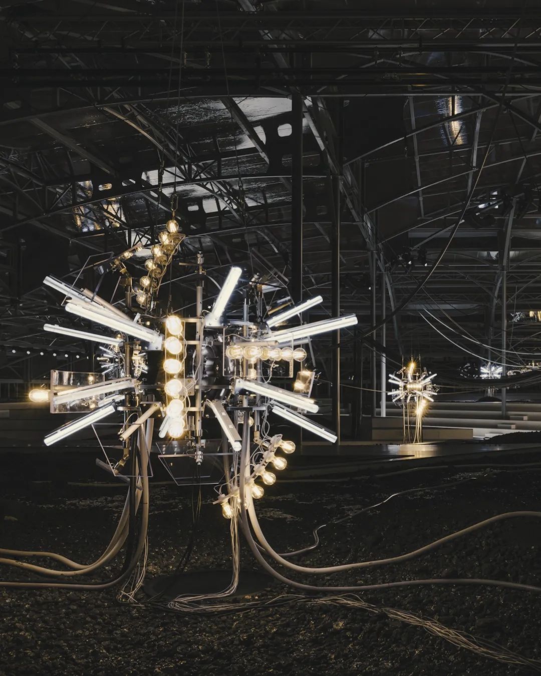 路易威登 AW24 女装系列时装秀丨Philippe Parreno,James Chinlund-16