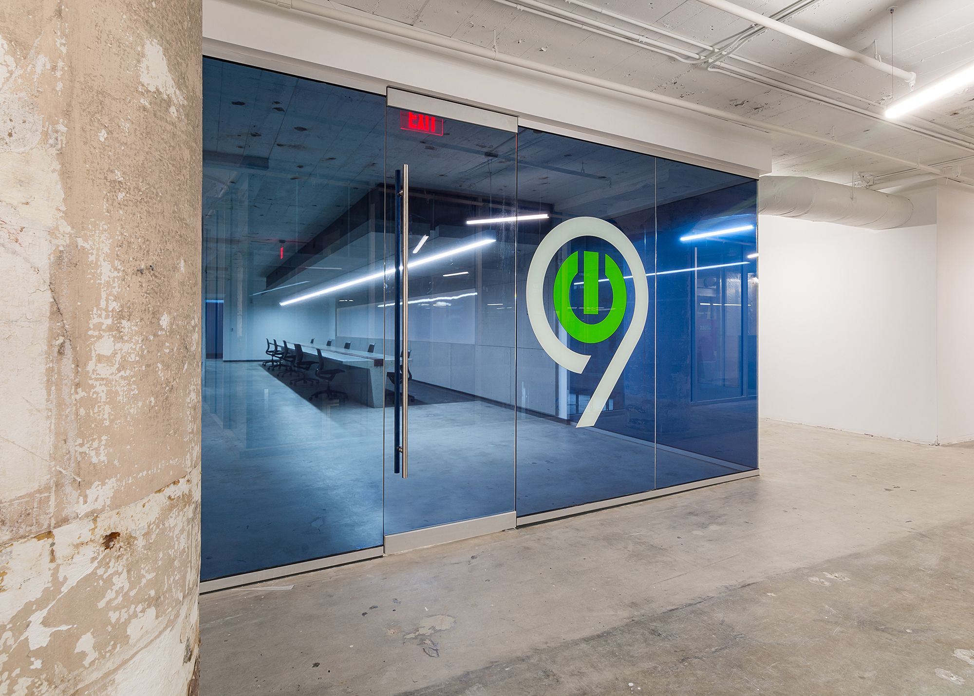 Tech901 办公空间 | 混凝土长桌与实木元素打造的协作中心-12