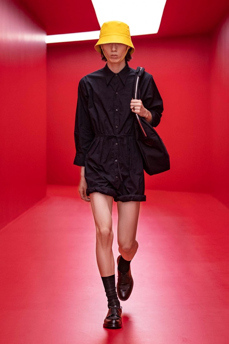 Prada 2022 男装春夏秀场丨意大利米兰丨AMO,OMA（Rem Koolhaas 为作者）-18