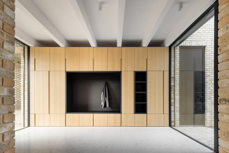 砖石之家 · 融合自然与现代的斯洛伐克家庭住宅丨斯洛伐克布拉迪斯拉发丨ARCHITEKTI mikulaj & mikulajova-4