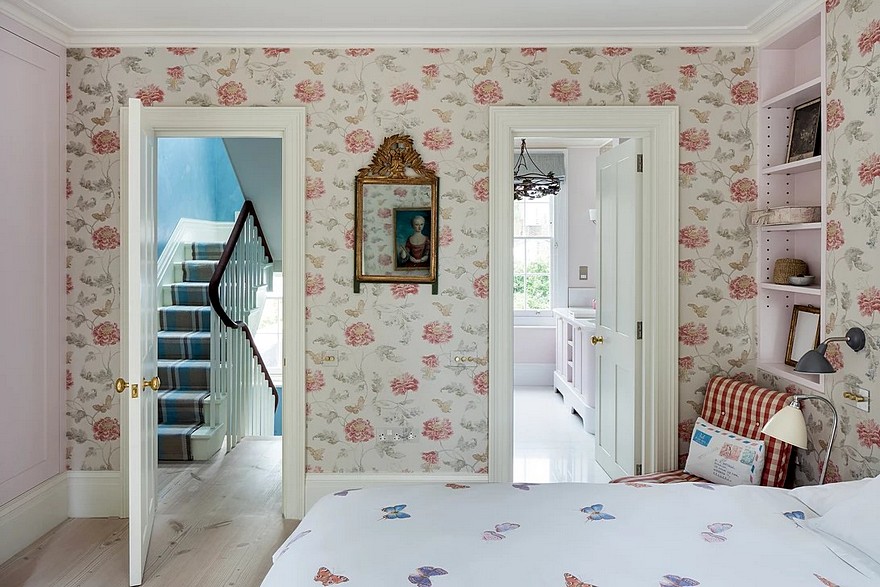 Blue House: London Georgian House Features an Eclectic Mix of Old and New-32