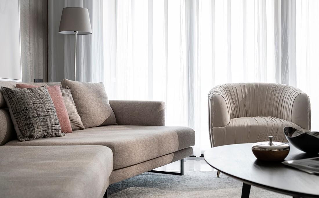 灰色调温馨别墅,午后光影下的和谐空间-5