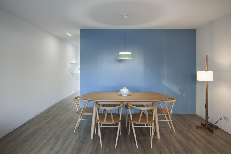 波尔图市中心翻新别墅 | 现代生活与自然光线的融合-11