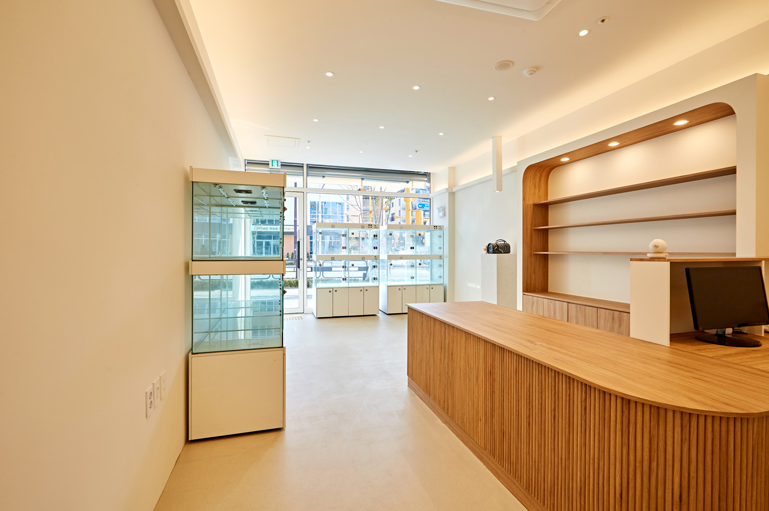 白色与木材的完美融合 | 12 平米小空间的精致内饰-12