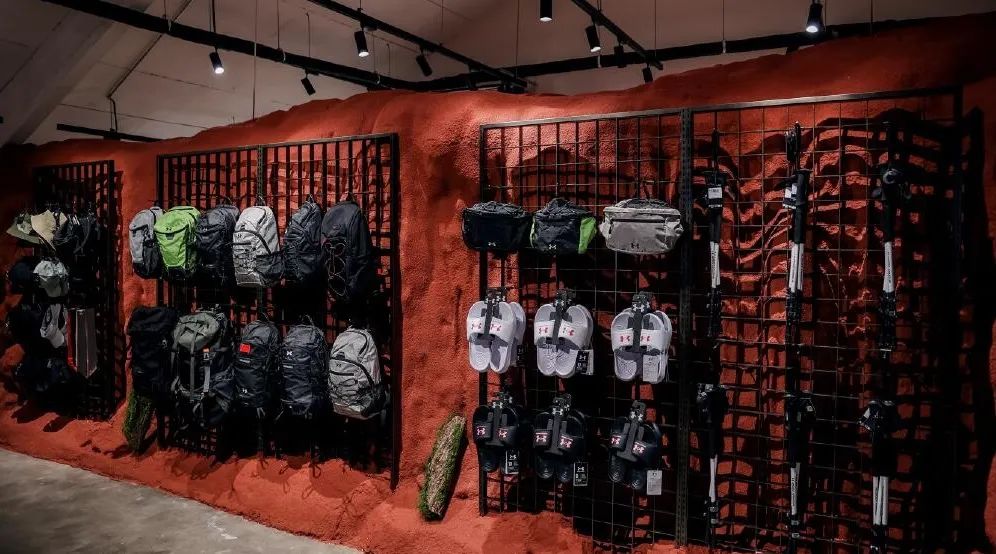 安德玛 首家户外会员店，工业未来风-3