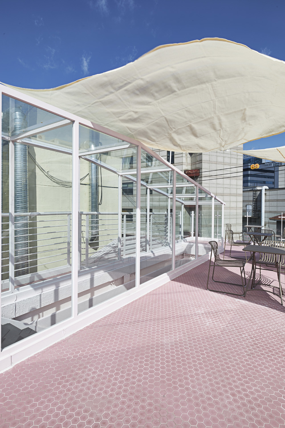 粉色调的 55 度果汁店 | 温馨与潮流的完美融合-3