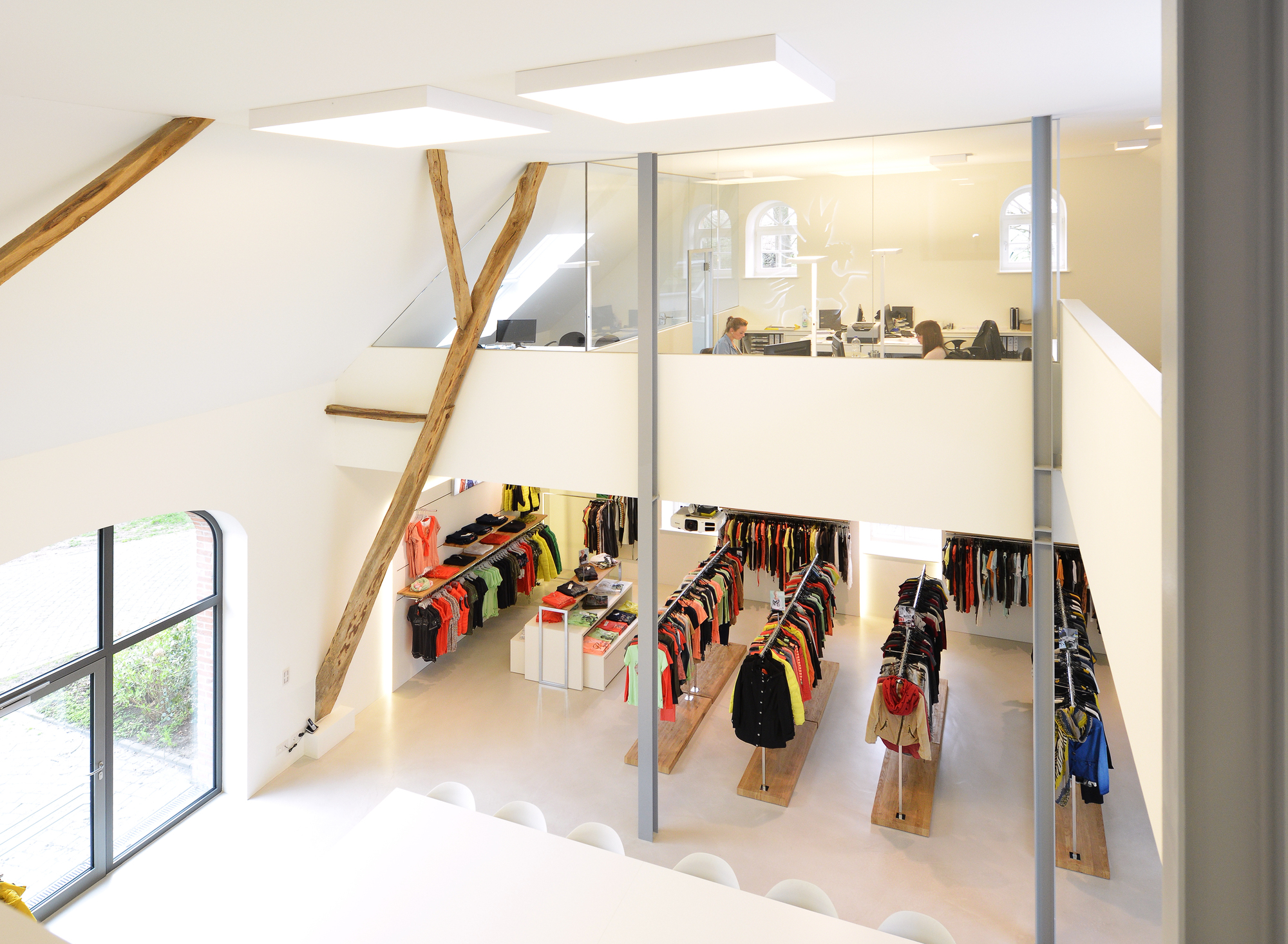 德国服装设计公司仓库改造 展现木梁雕塑之美-15