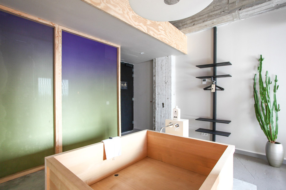 阿姆斯特丹酒店木制浴缸与天空屏幕打造禅意空间-9