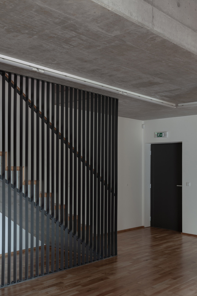 捷克 Píšť信息文化中心 · 白色几何建筑的公共空间创新-32