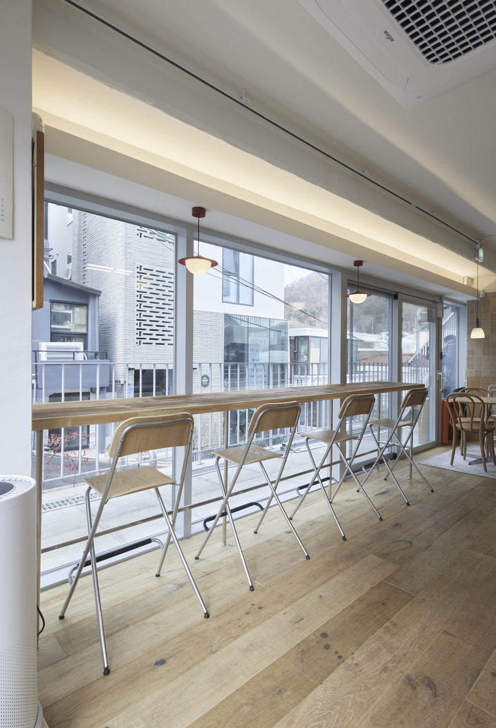 白色与原木的温馨邂逅——解读 JOISSPALAFEL 餐厅设计-8