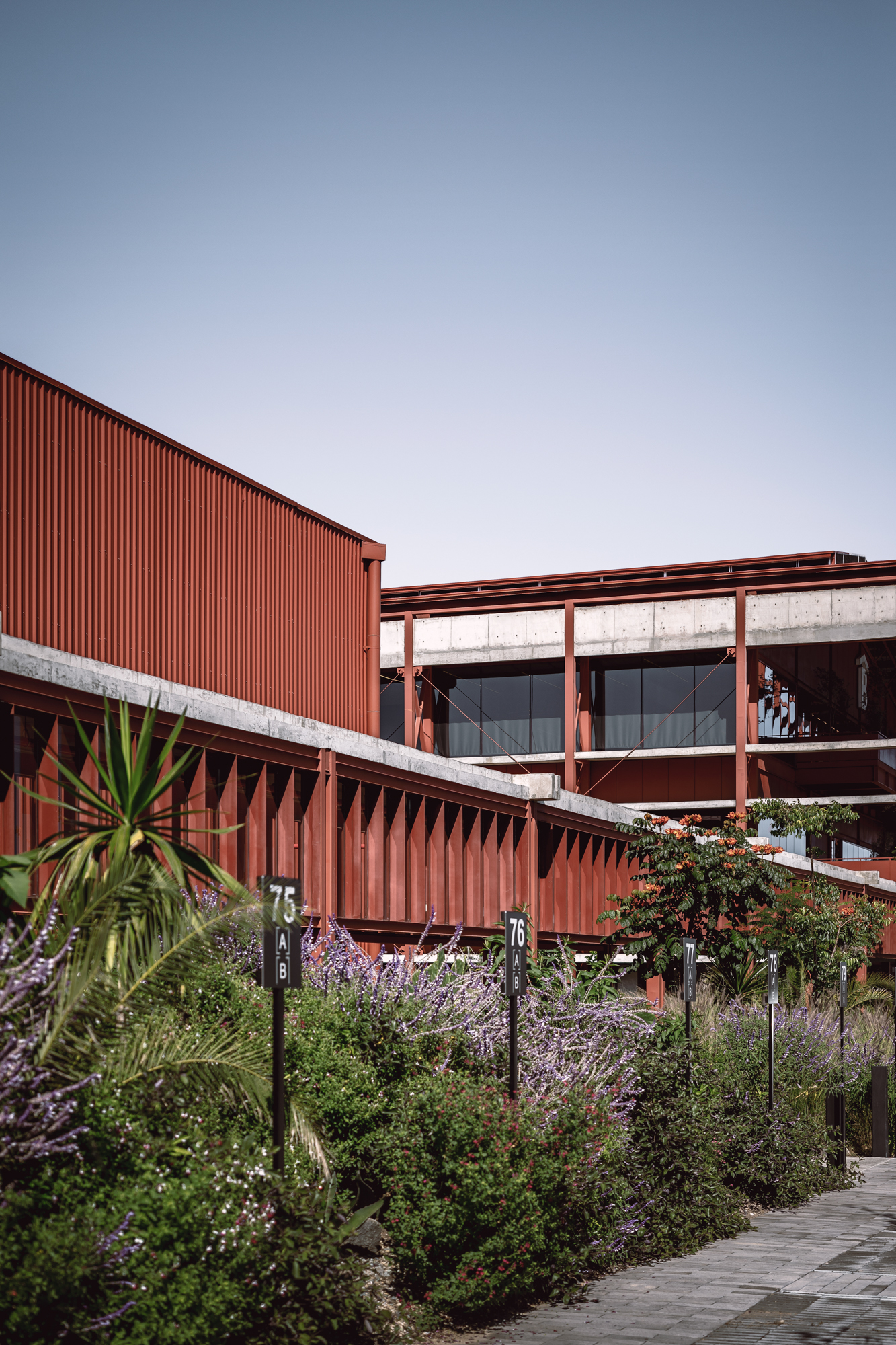 工业与花园的结合：CBG园区 / Estudio MMX+Luis Campos-15