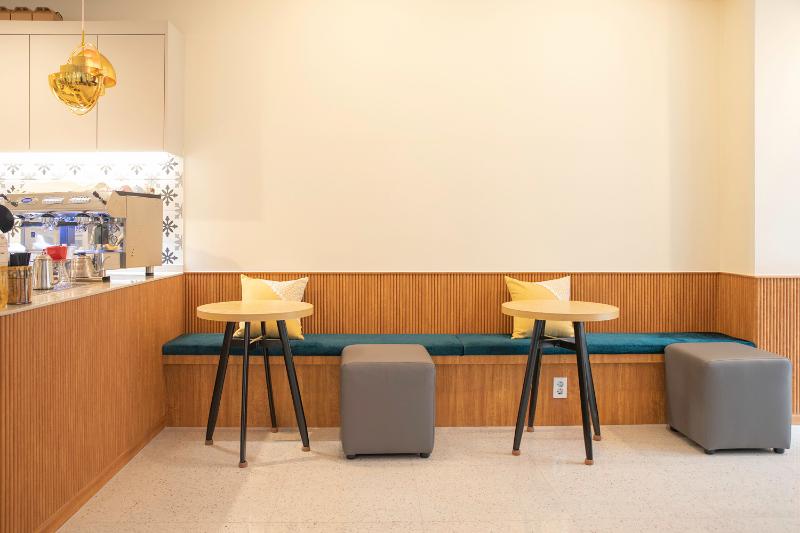 20 平米简约咖啡厅，打造温馨原木空间-12