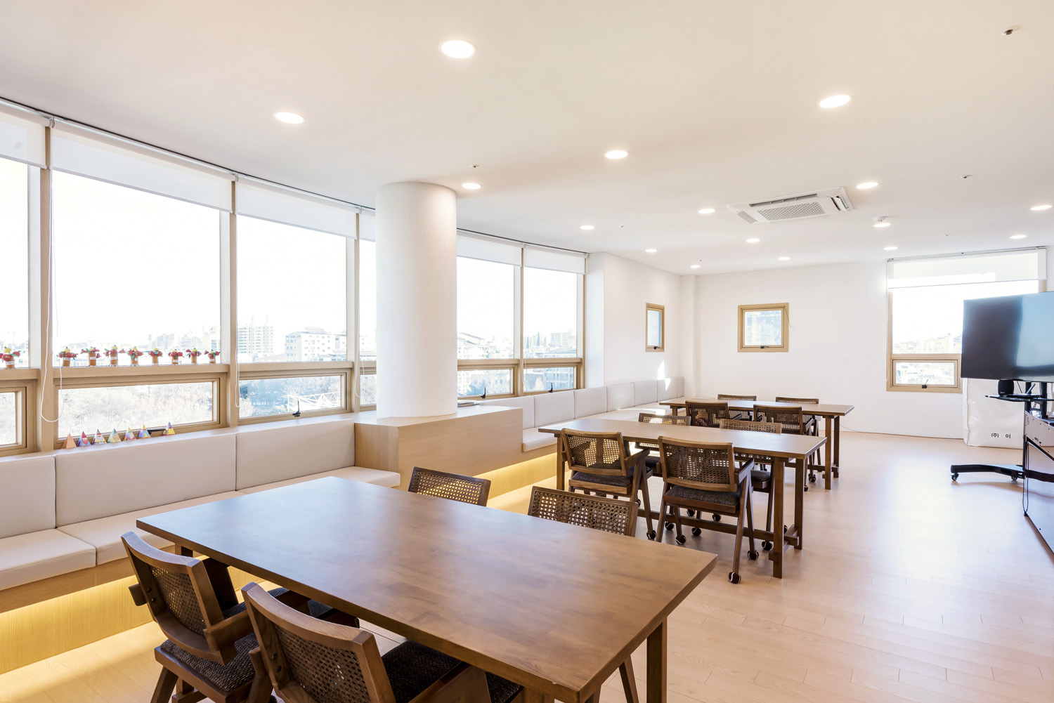 140 平明亮温馨的现代简约风格甜品店设计-9