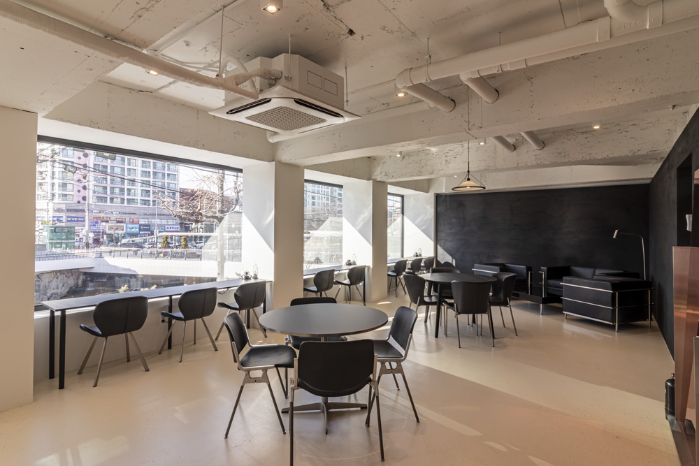 43 平小空间，打造极简白色调的咖啡馆魅力-5