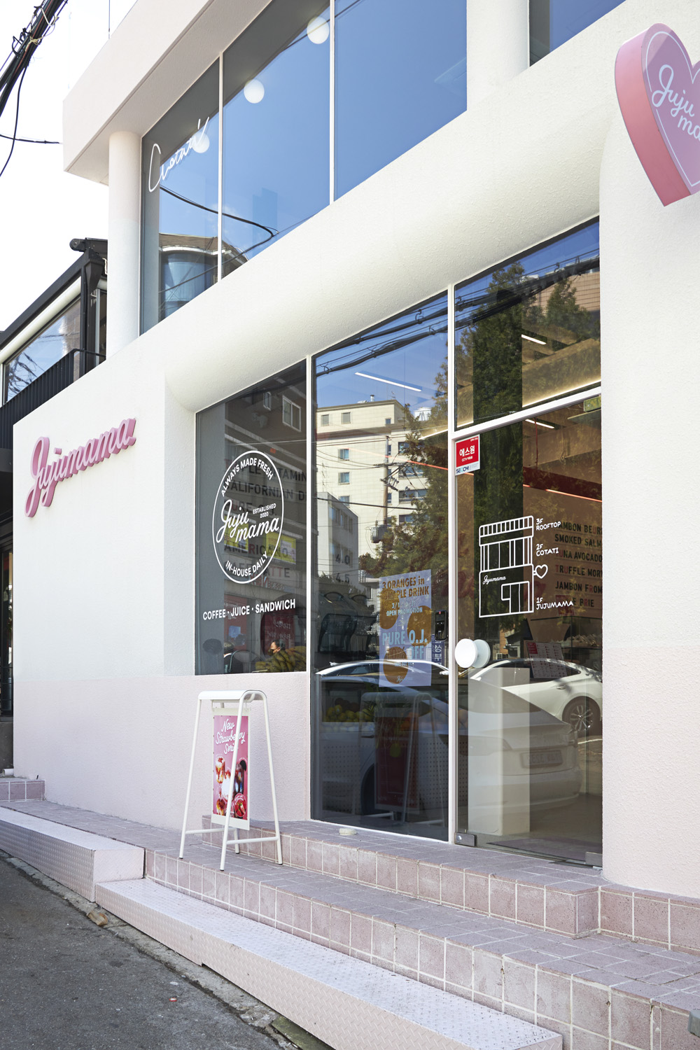 粉色调的 55 度果汁店 | 温馨与潮流的完美融合-4