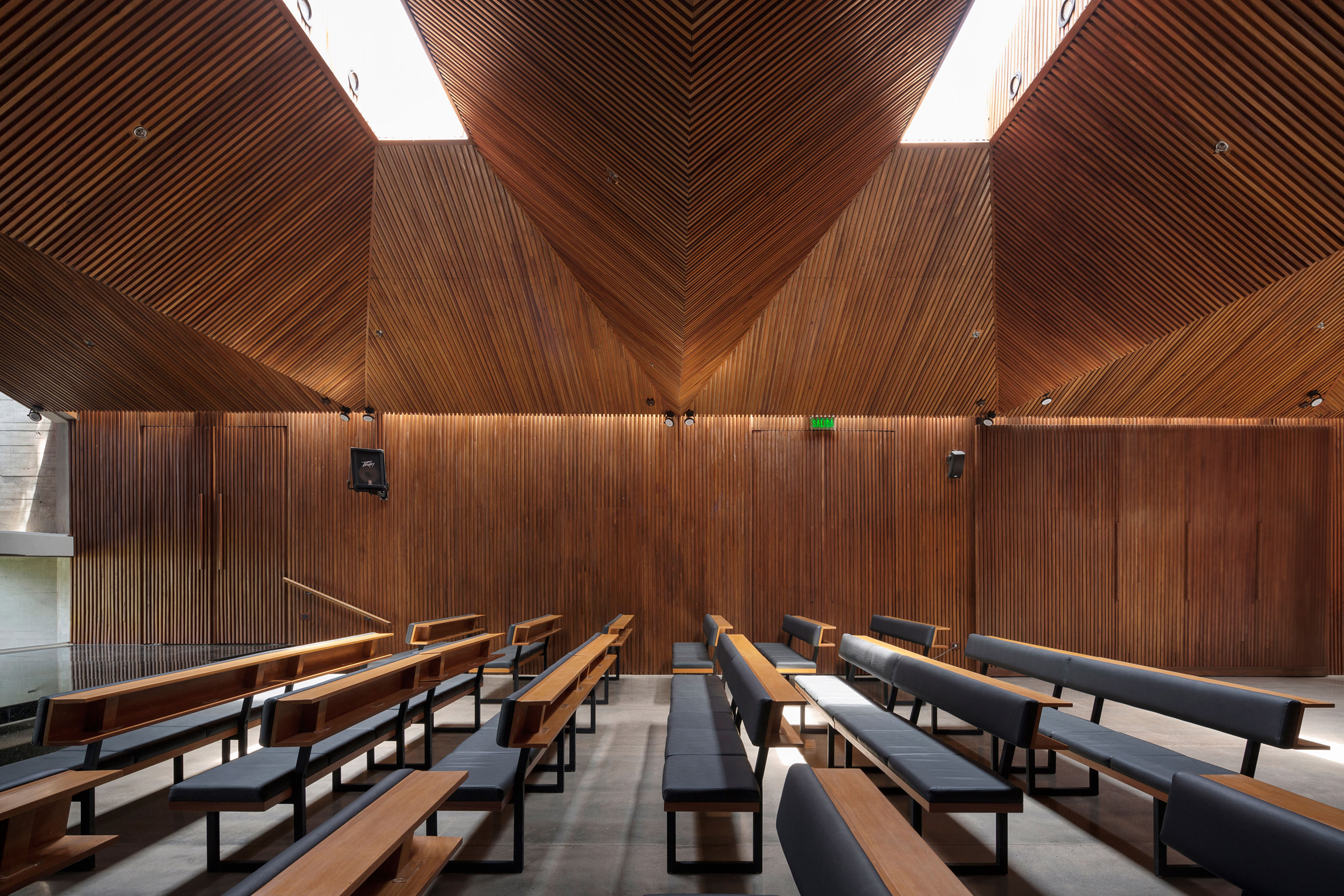 Paraguay Synagogue 更新 | 木纹印迹的混凝土与温暖木头的对比-16