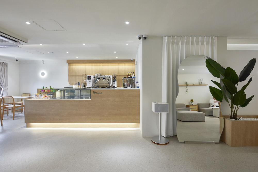 "白色&木质，现代设计的 30 平米咖啡厅"-2