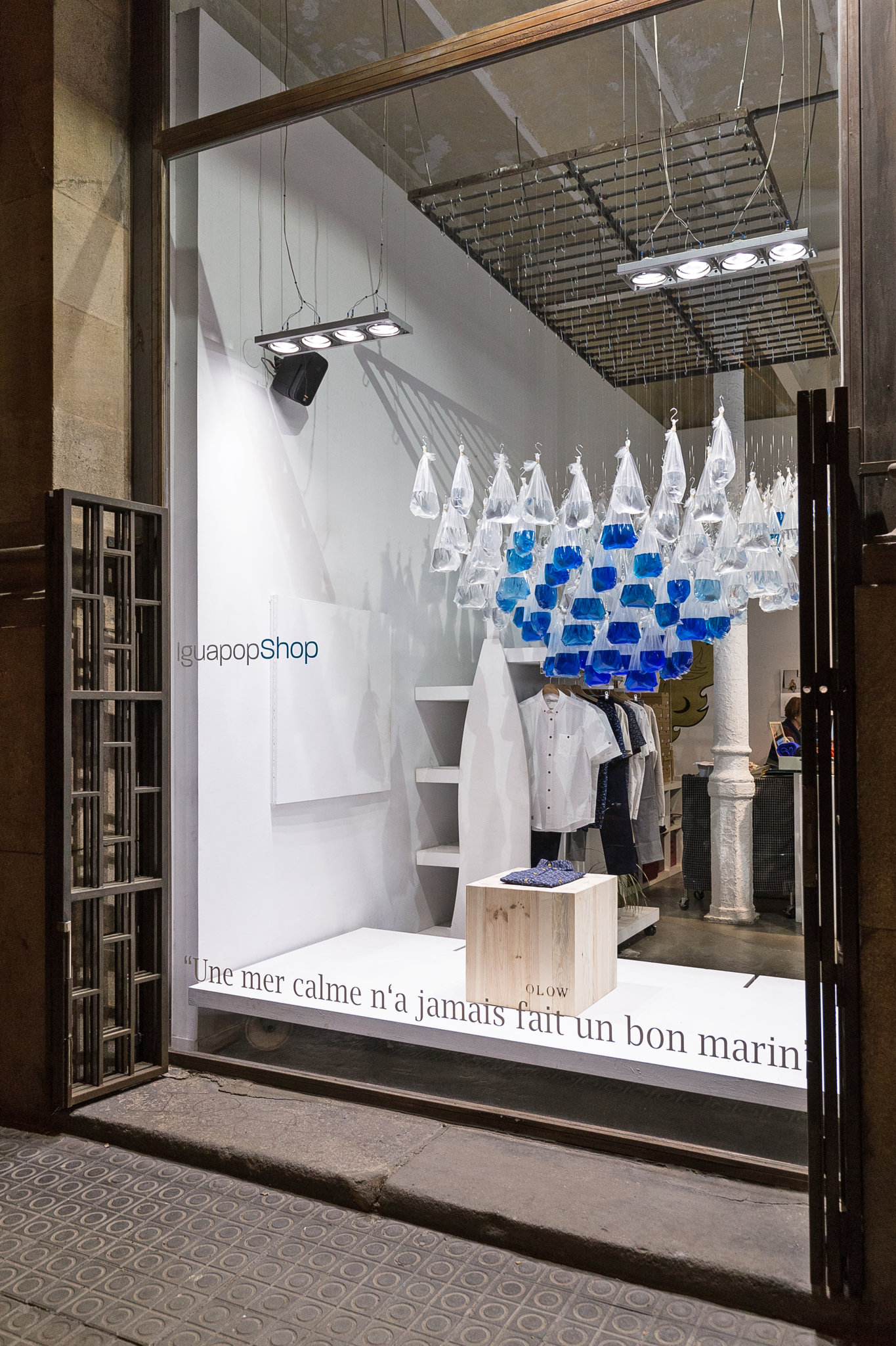 Liquid Modernity | Shopwindow for Olow in the IguapopShop store-3