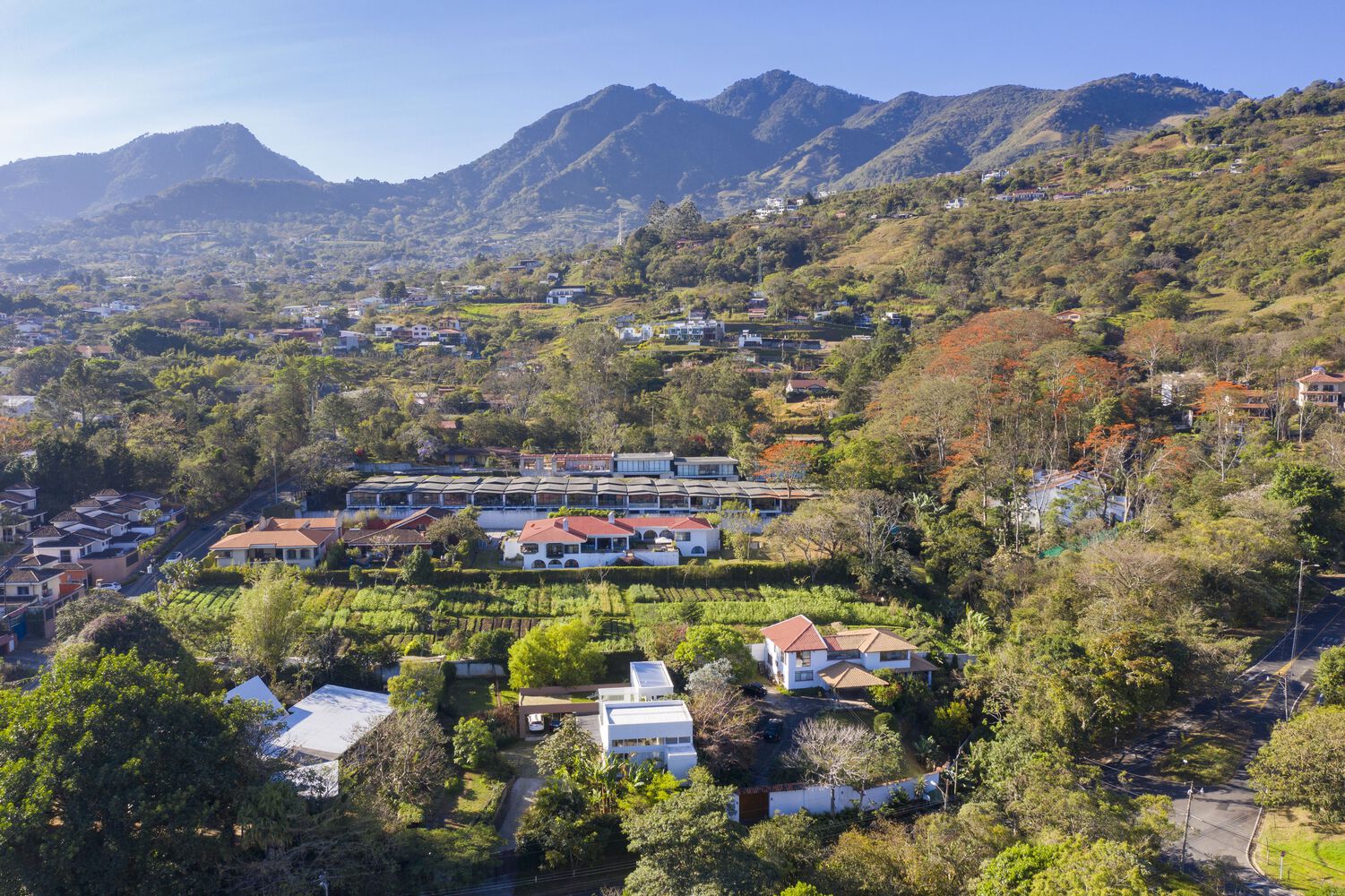 Casa Patio · 融入自然的可持续殖民地风格设计丨哥斯达黎加圣何塞-1