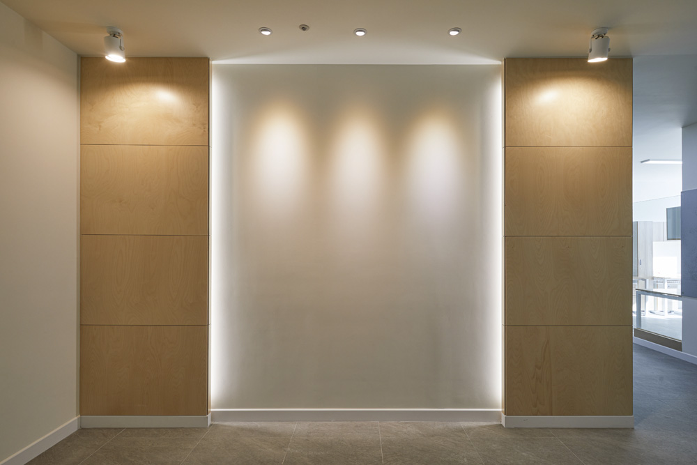 白色与木质，打造 60 平极简办公空间-17