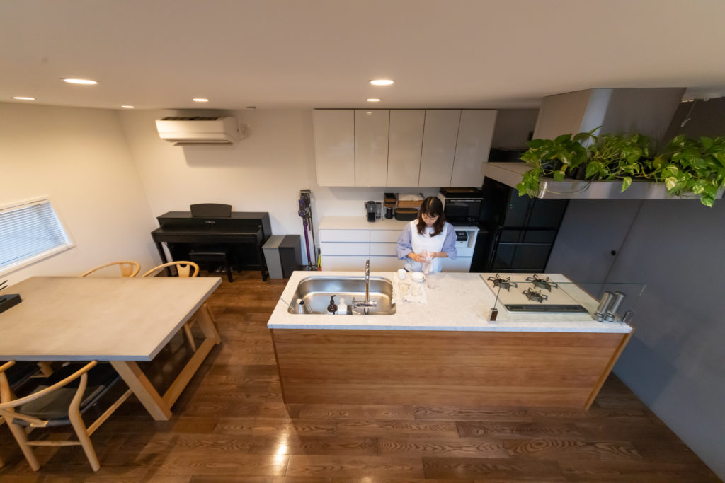 家族がほどよくつながる多目的な高床と空庭をもつ職住一体の住まい | Style of Life | 100%LiFE-9