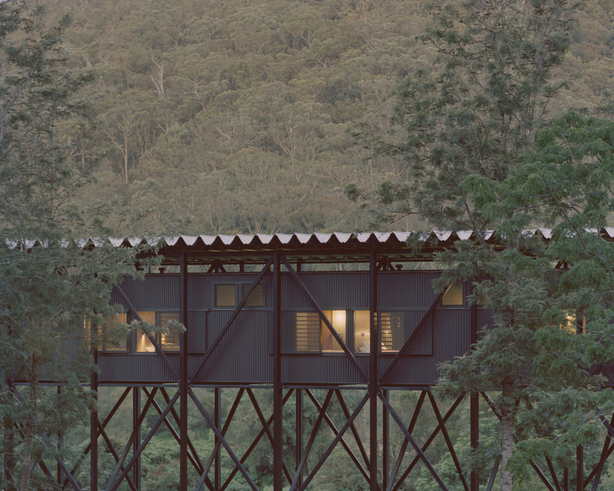 澳洲藝術秘境:Bundanon 藝術博物館與吊橋,建築與地景相互呼應,創造與自然共融的博物館體驗,體現澳洲 Wodi Wodi 與 Yuin 原民文化 | FAM-30