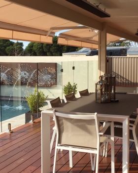 Geelong 泳池边水幕灯箱景观设计丨澳大利亚丨PO Box Designs（Lukas Jess）