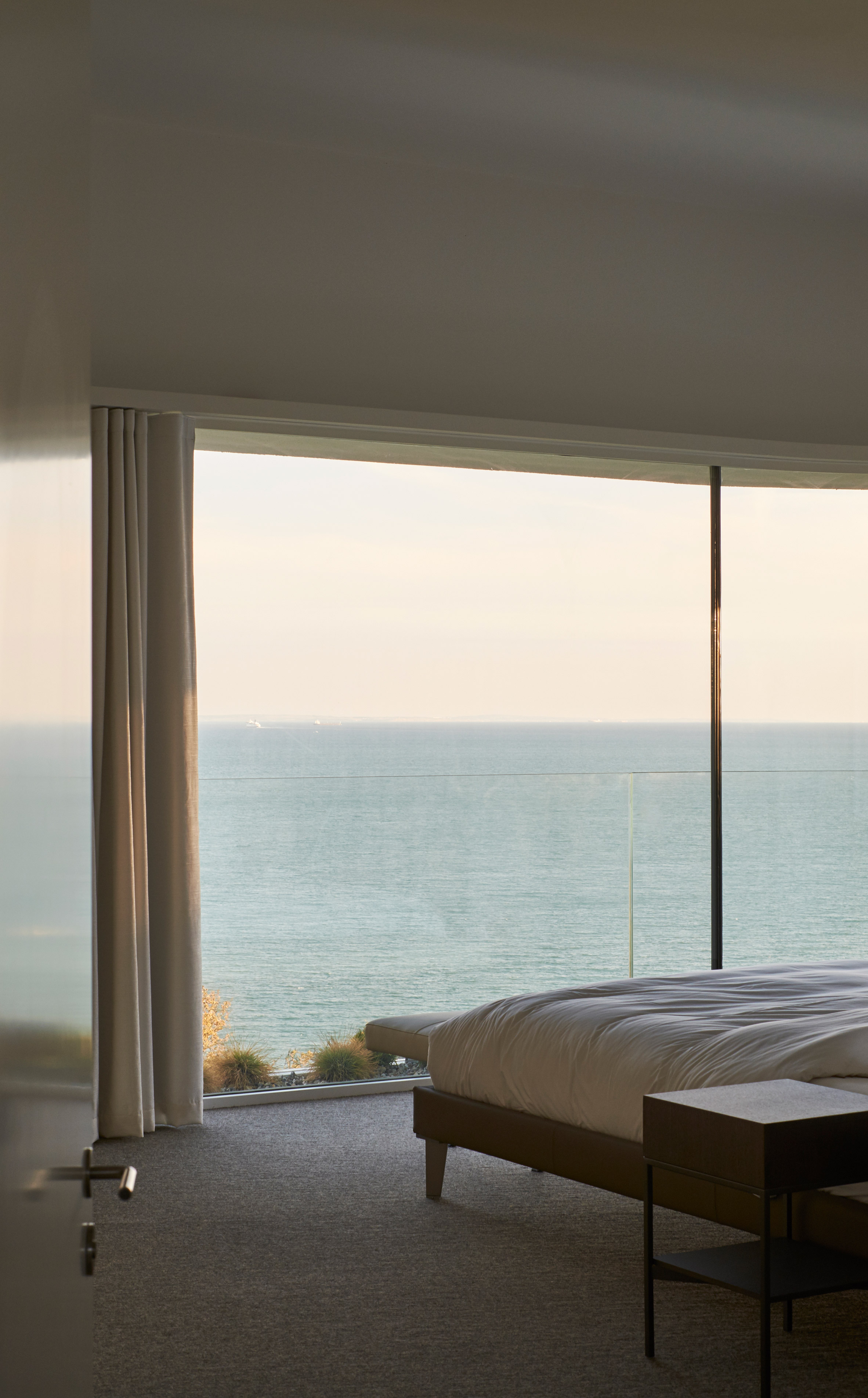 Tonkin Liu perches "castle-like" residence on Dover's white cliffs-19