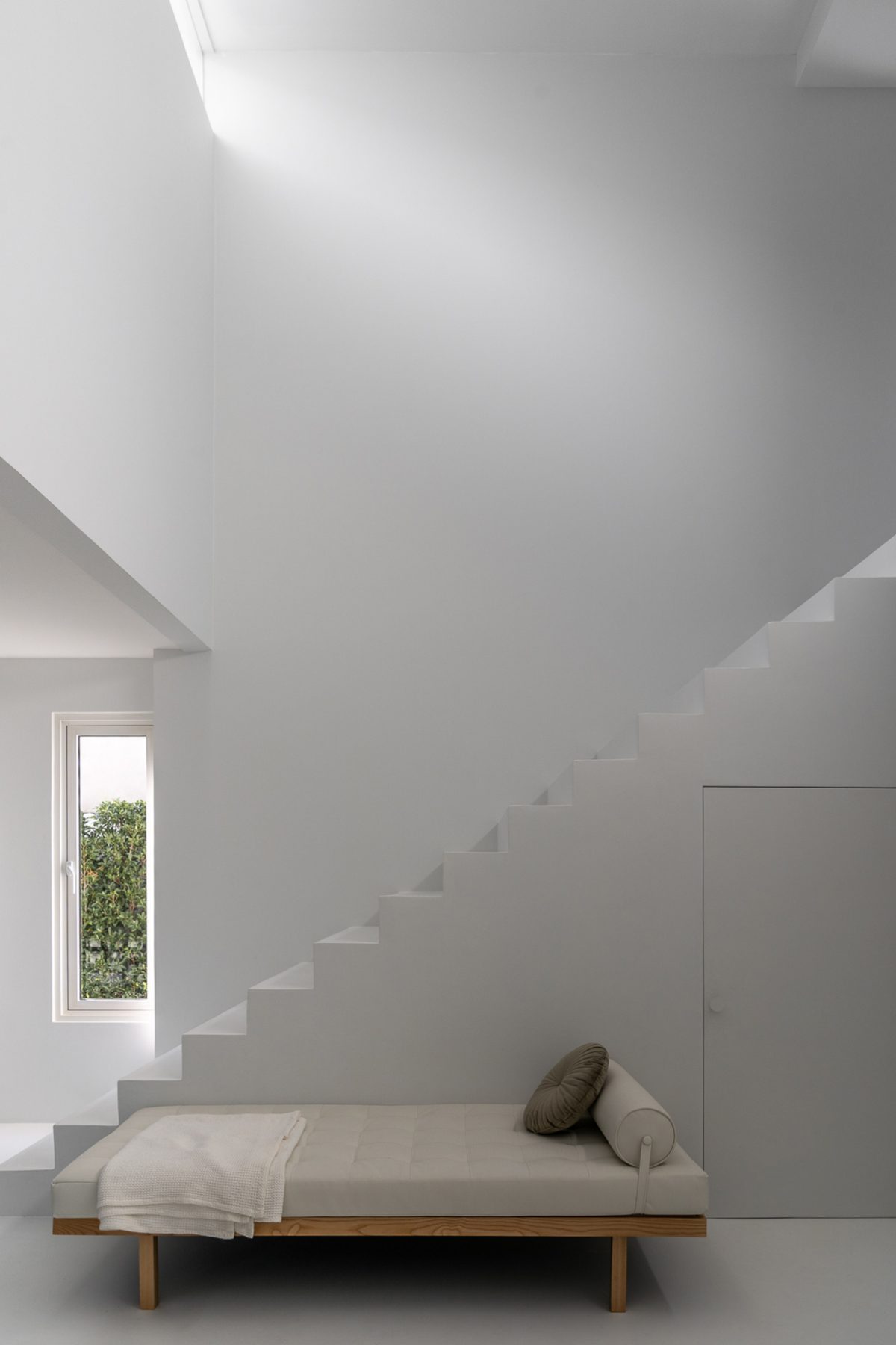 บ้านมินิมอล ของคู่รักนักออกแบบภายใต้กำแพงสีขาวสองผืน - room-8