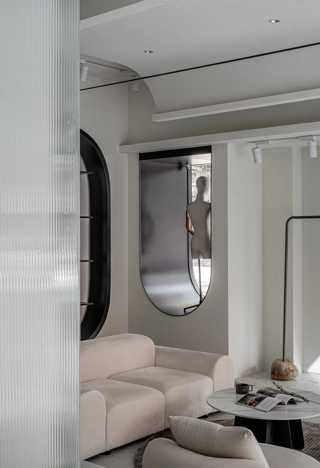 光与弧线共舞 · 普宁商业空间新典范丨中国广东丨深圳市陈浩鹏室内设计事务所-10