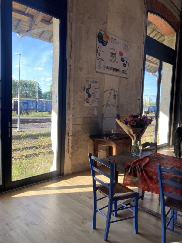 M·A·M·O·T·H机库（Hangare）

注：由于M·A·M·O·T·H可能是特定名称，没有能进一步明确具体含义的信息，只能按原样呈现Hangare常见意思是机库，法语中单词第一个字母大写一般表示地名、机构名等特定名称，所以放在这里从常见语义推测应该还是机库的专业场所名之类的如果原文HanGare是录入错误，本意是Hangare，就正好对应一致；如果HanGare有其他特殊意思，该翻译可能不准确 丨法国丨ECOPelI-13