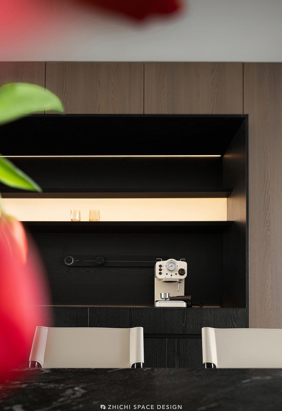 意式极简下的温暖叙事:一个家的呼吸与成长-26