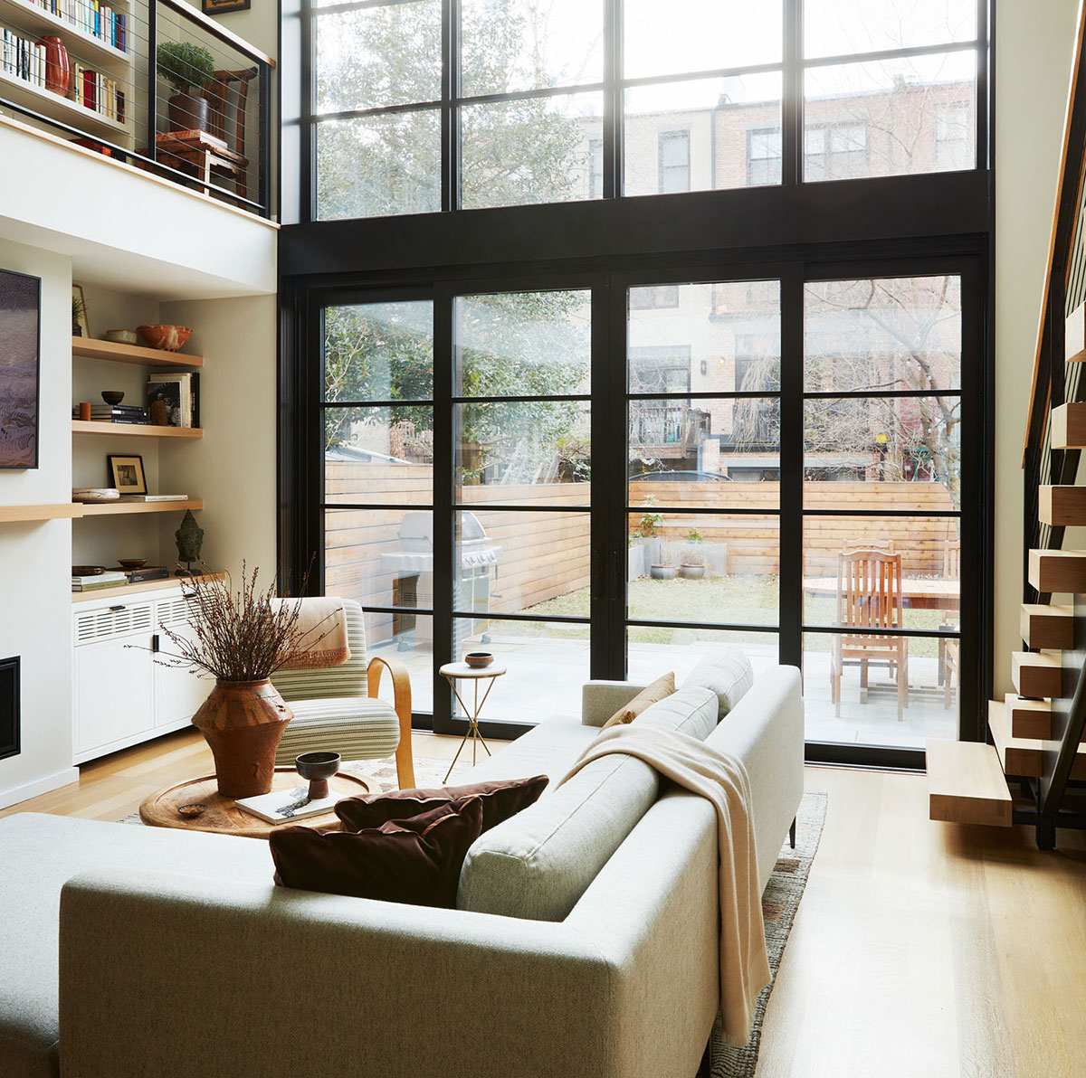 布鲁克林联排别墅，工业风双层高窗打造温馨现代空间-1