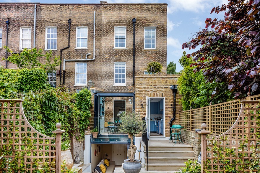 Blue House: London Georgian House Features an Eclectic Mix of Old and New-1