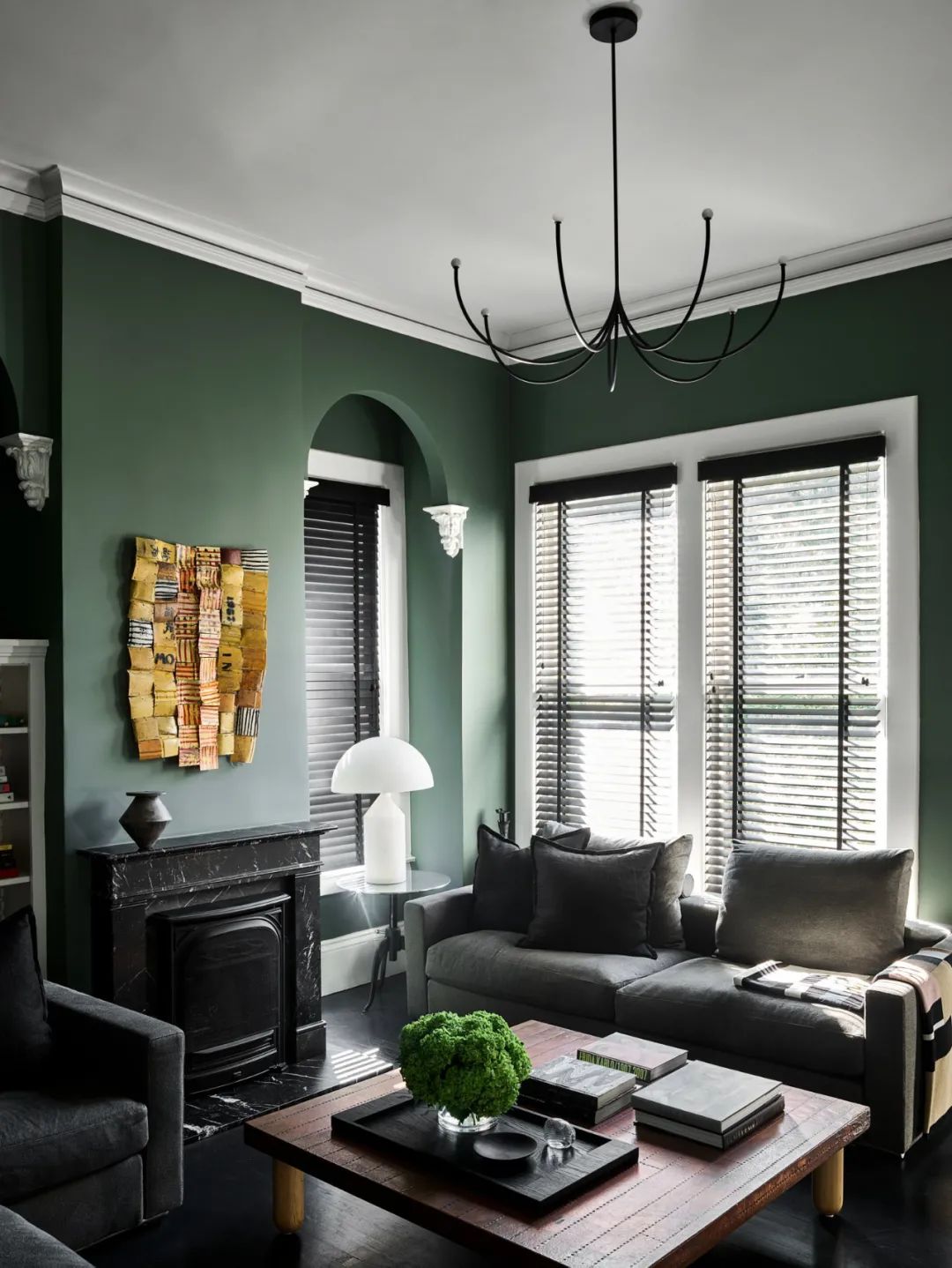 奇葩设计师用2年把房子涂成黑色,还被夸是天才？-43