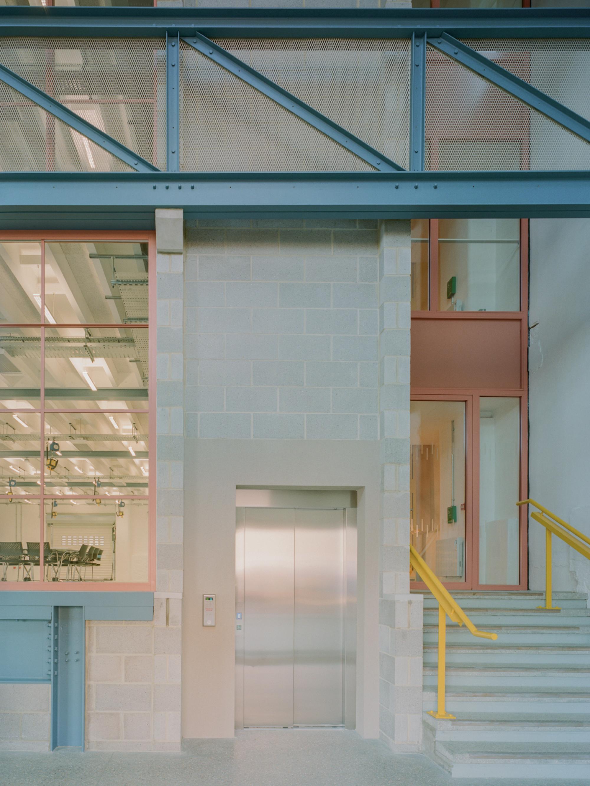 三磨坊摄影棚（或三磨坊制片厂 ，注："Studios"具体指摄影棚、制片厂等，需结合实际语境确定更准确译法，仅此处信息可先如此翻译 ） 丨英国伦敦丨Gort Scott,Freehaus-20