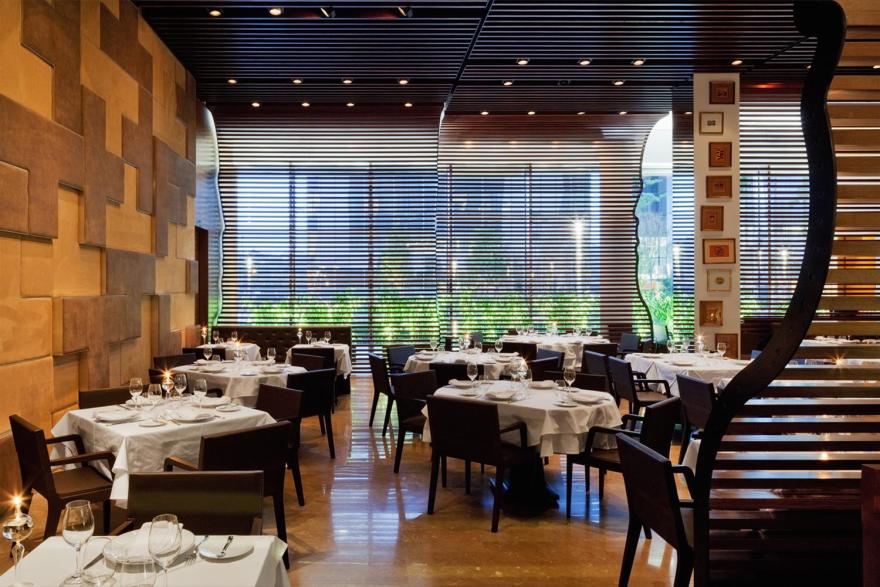 木质格栅营造温馨餐饮空间——巴西 Tre Bicchieri JK 餐厅-4