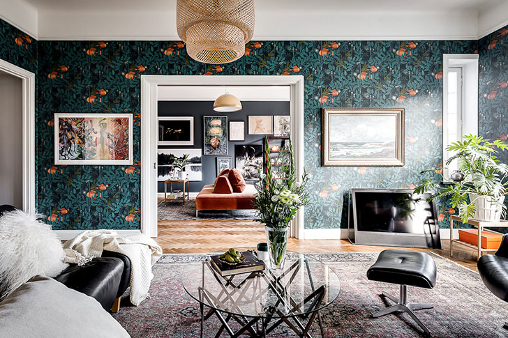 斯德哥尔摩黑色公寓里的活力花卉墙纸-1