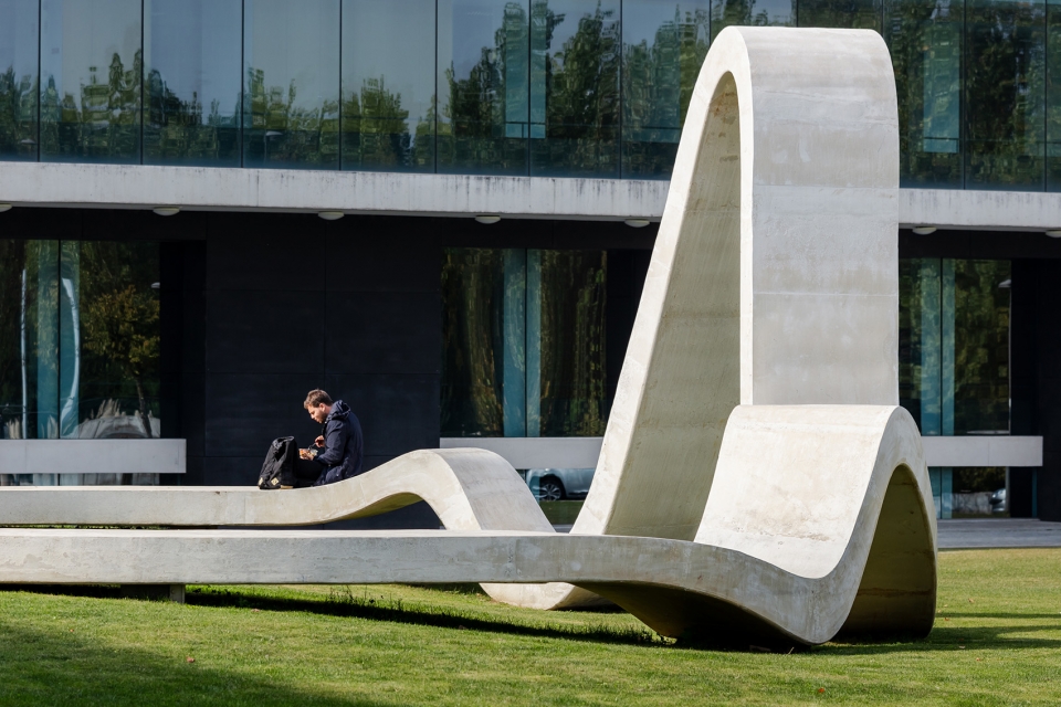 波尔图大学科技园“Loop”环形长椅——有机造型,对话空间-21